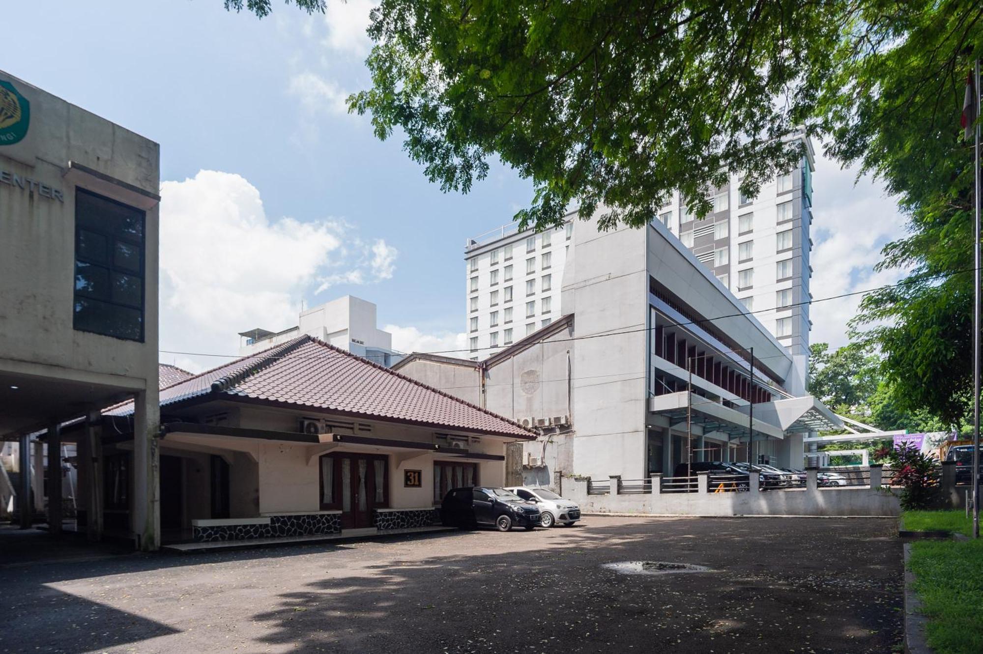 ホテル レッドドアーズ プラス ニア Rs Pmi ボゴール エクステリア 写真
